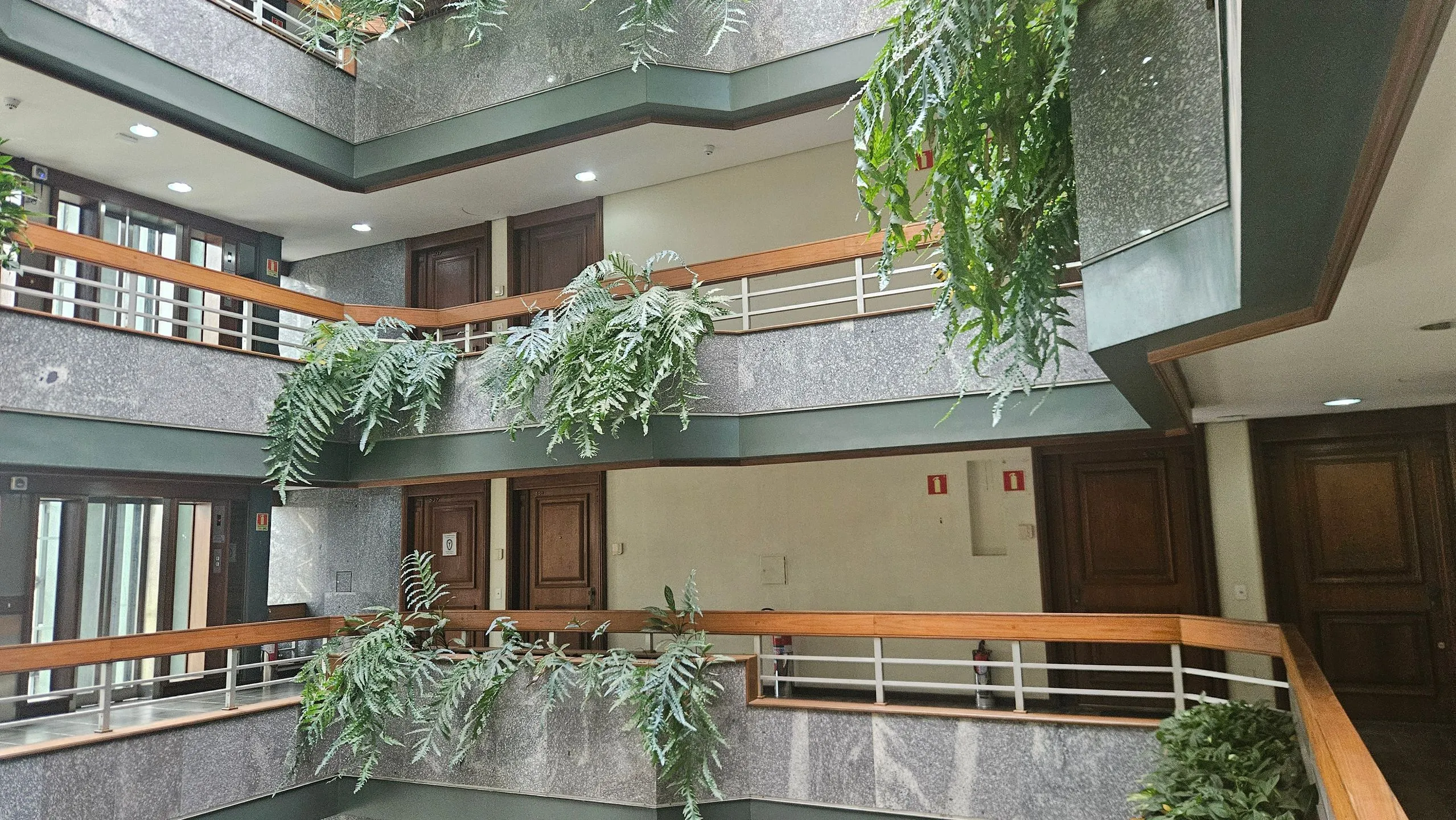 Imagem Conjunto Comercial à venda em Porto Alegre, Higienópolis, 75.61m2