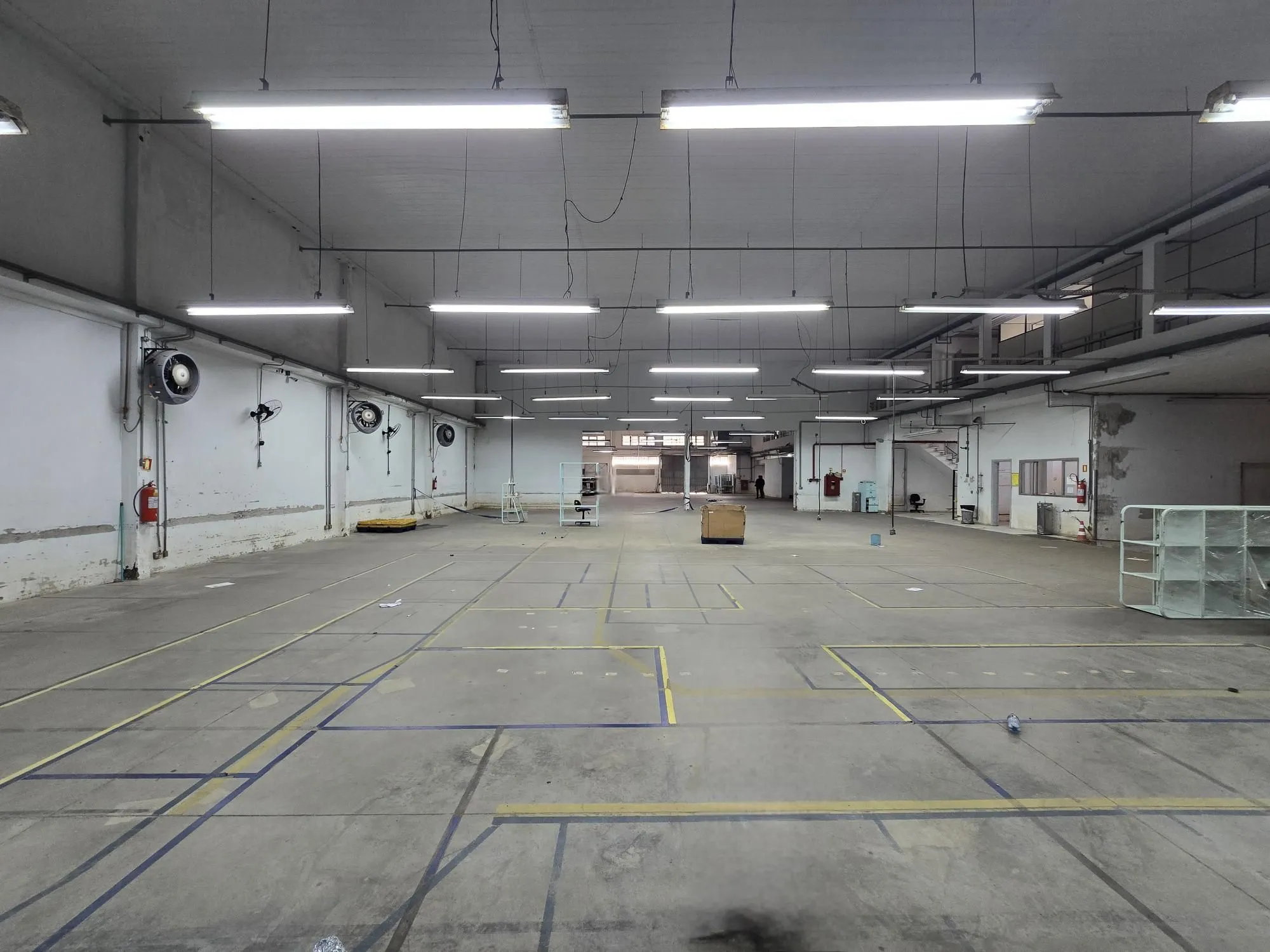 Imagem Galpão Logístico 2.000 m² com Doca e Pé-Direito Alto - Localização Estratégica