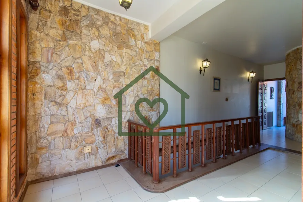 Imagem Casa totalmente mobiliada com 5 quartos, sendo uma suíte com closet, 417 m² de área construída e...