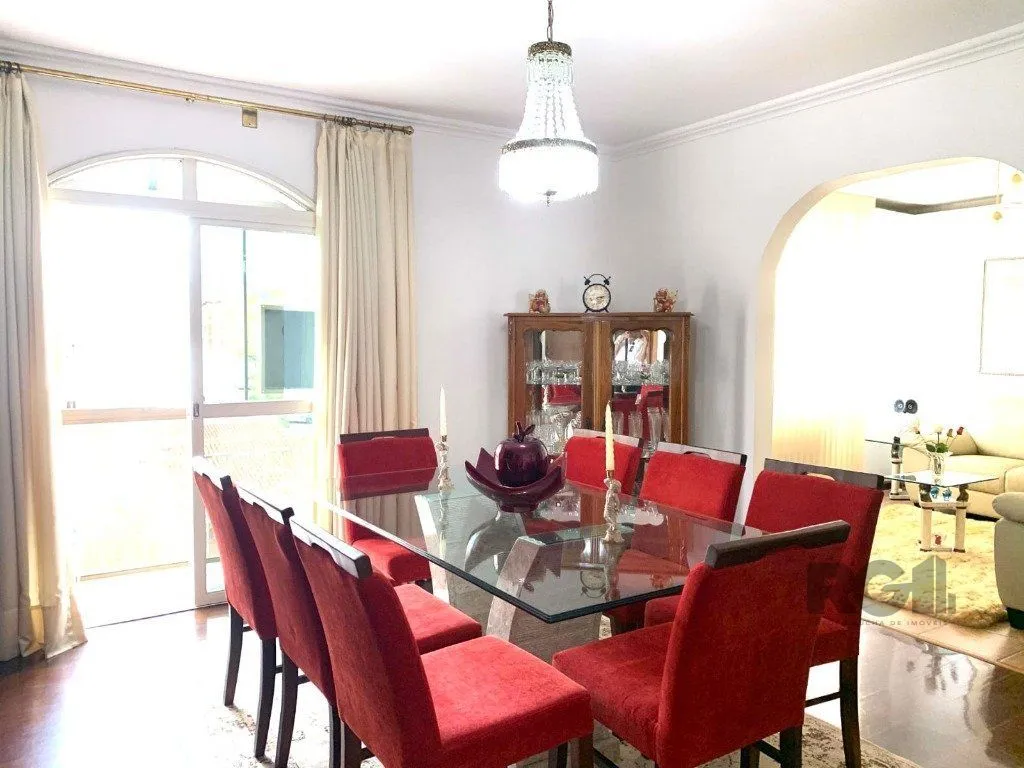 Imagem apartamento de 3 dormitórios , transformado em 2 com fácil reversão, Living para dois ambientes, com sacada fechada.