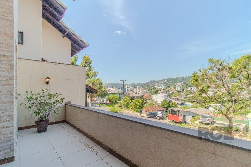 Imagem Linda casa de 04 dormitórios com vista livre no Bairro Teresópolis