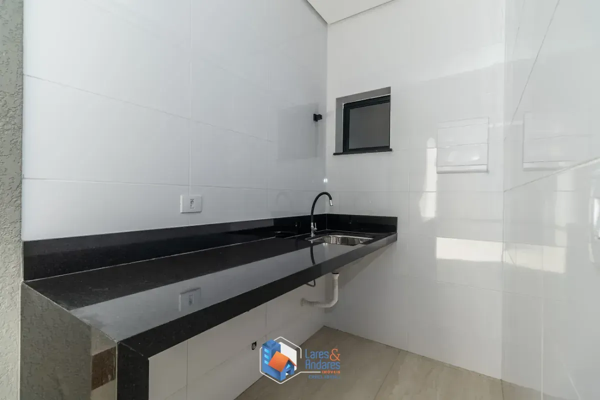 Imagem Sobrado para venda em Parque São Domingos com 3 quartos, sendo 3 suítes, 208m²