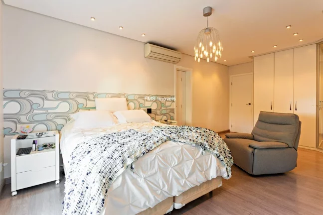 Imagem Apartamento para locação em Moema, com 2 suítes, 3 vagas de garagem.