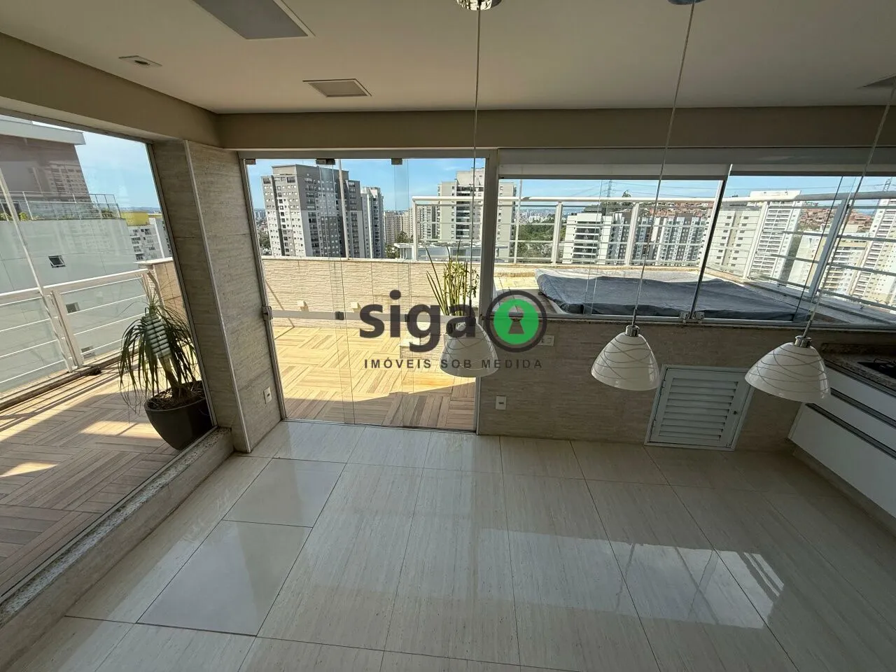 Imagem Cobertura para venda ou locação com 3 suites, 3 vagas, 250m2, na Vila Andrade.