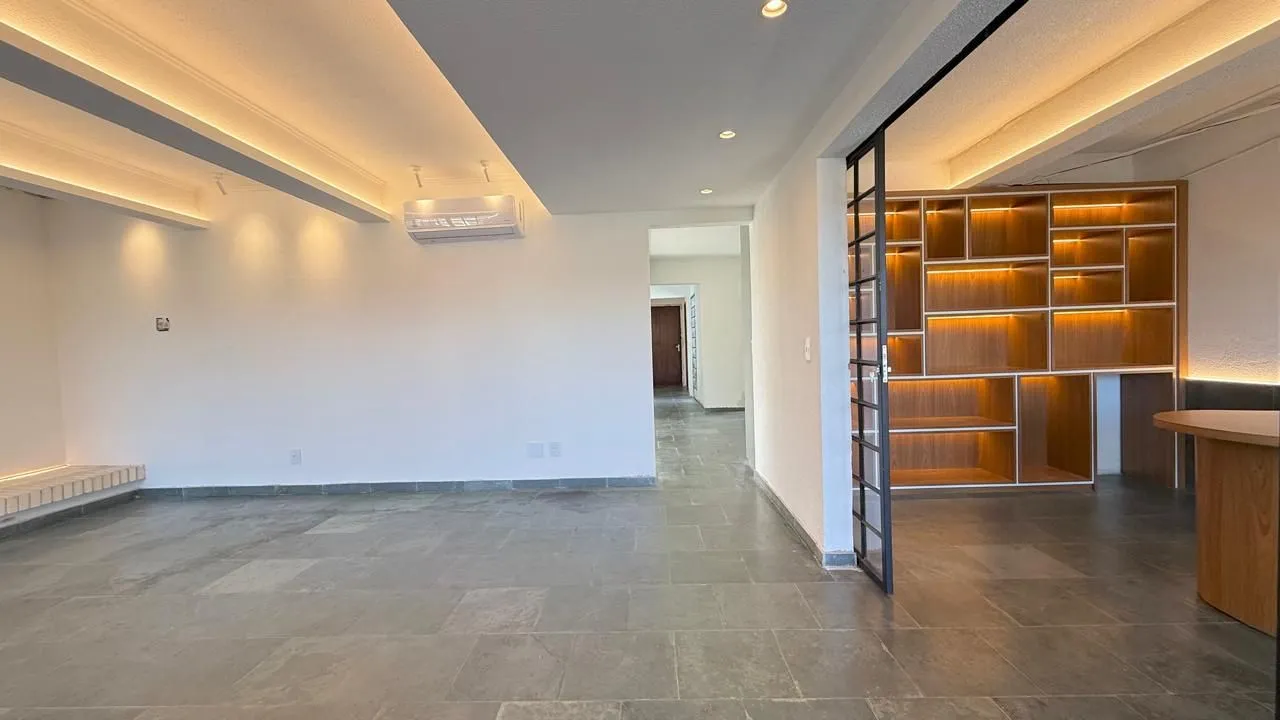 Imagem Casa semi reformada com 4 dormitórios e 4 vagas no Chácara das Pedras próx. Joao Wallig.
