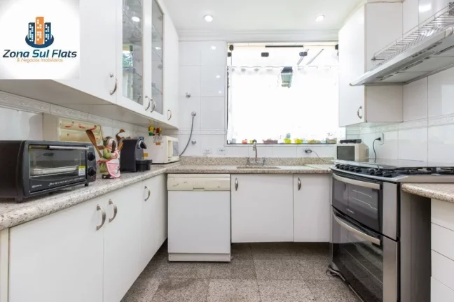 Imagem Casa Alto Padrão à Venda em Pinheiros Com 4 Suítes, 5 Vagas e Piscina Privativa