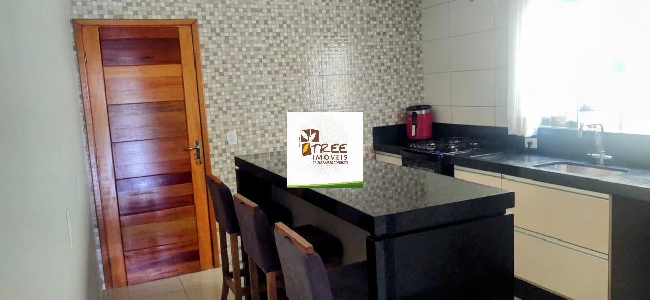 Imagem VENDA DE SOBRADO NO SCAFFID II, EM ITAQUAQUECETUBA/SP, 150m² com 2 suítes, salas amplas, cozinha planejada, quintal e 03 vagas. CONSULTE-NOS.
