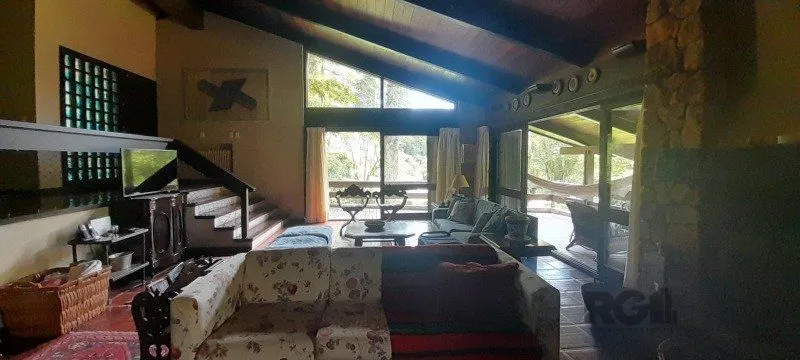 Imagem BELÍSSIMA CASA EM GRAMADO - JUNTO AO LAGO NEGRO