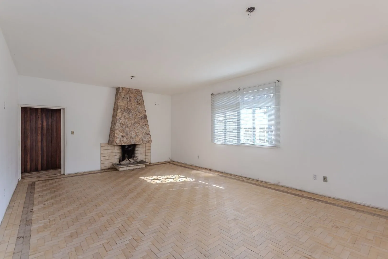 Imagem Casa no Menino Deus de 3 dormitórios e 5 vagas DESOCUPADA