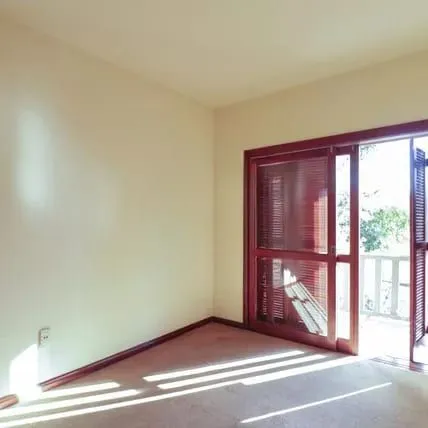 Imagem Casa à venda com 4 dormitorios no Bairro Nonoai - Porto Alegre