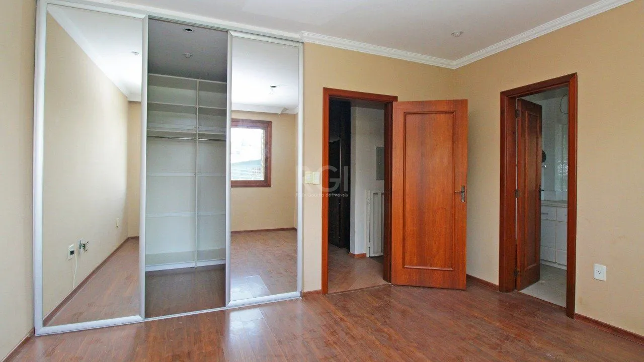 Imagem Excelente casa em condomínio com três (3) dormitórios, uma (1) suíte, duas (2) vagas de garagem próximo ao Barra Shopping , no bairro Cristal em Porto Alegre.
