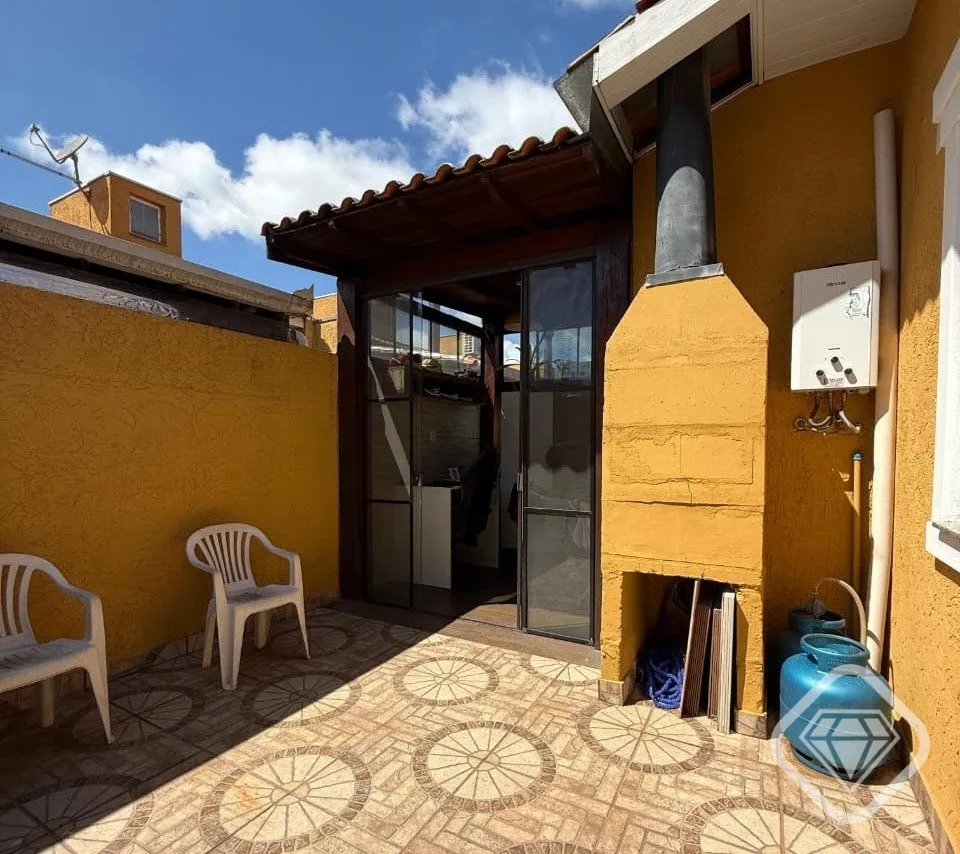 Imagem Casa em condomínio no bairro Hípica, semi mobiliada, totalmente reformada com pátio amplo e excel...