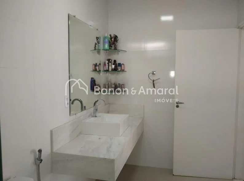 Imagem Casa com 3 Quartos e 5 banheiros à Venda, 230 m² por R$ 950.000