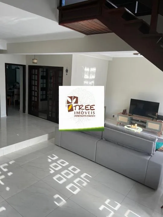 Imagem LOCAÇÃO DE SOBRADO NO ARUJAMÉRICA, EM ARUJÁ/SP, 450m² com 4 quartos, suíte com A/C, varanda, 4 salas, quintal, lavandeira e 4 vagas. CONSULTE-NOS.