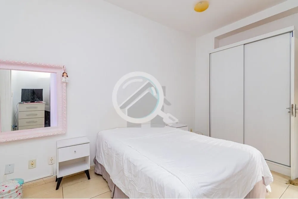 Imagem Encante-se com esta casa excepcionalmente bem localizada no coração do bairro Petrópolis! Com uma...