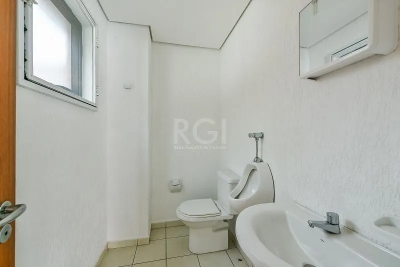 Imagem MÁFFER IMÓVEIS ALUGA - DEPÓSITO / PAVILHÃO Av. Voluntários da Pátria, 2822 - Floresta | Porto Alegre/RS Área privativa: 110 m² Vaga de garagem / carga e descarga