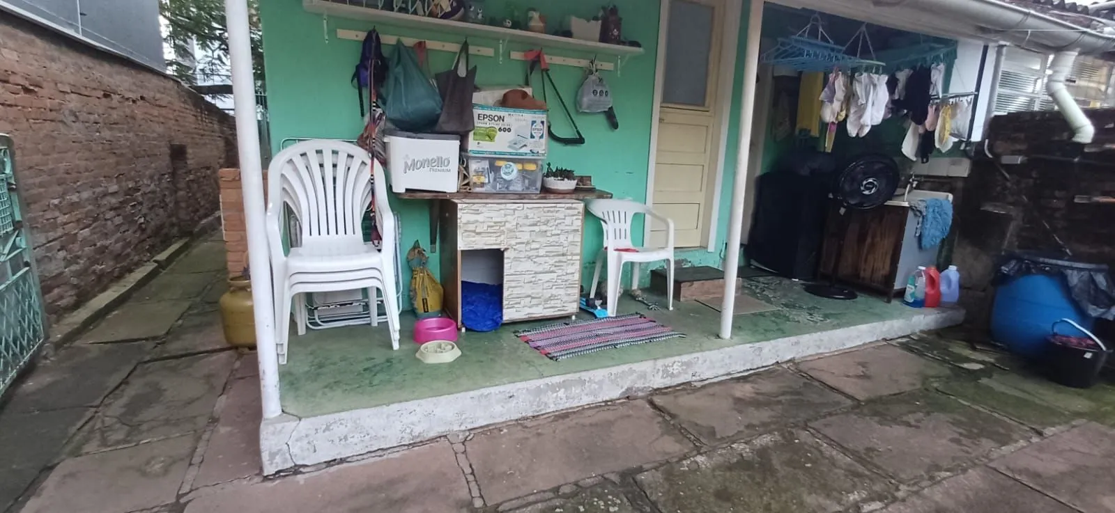 Imagem Vende-se casa de madeira, com dois dormitórios, banheiro, sala e cozinha. Localização privilegiada no bairro Jardim Botânico. Área do terreno com 6,6mx44m.