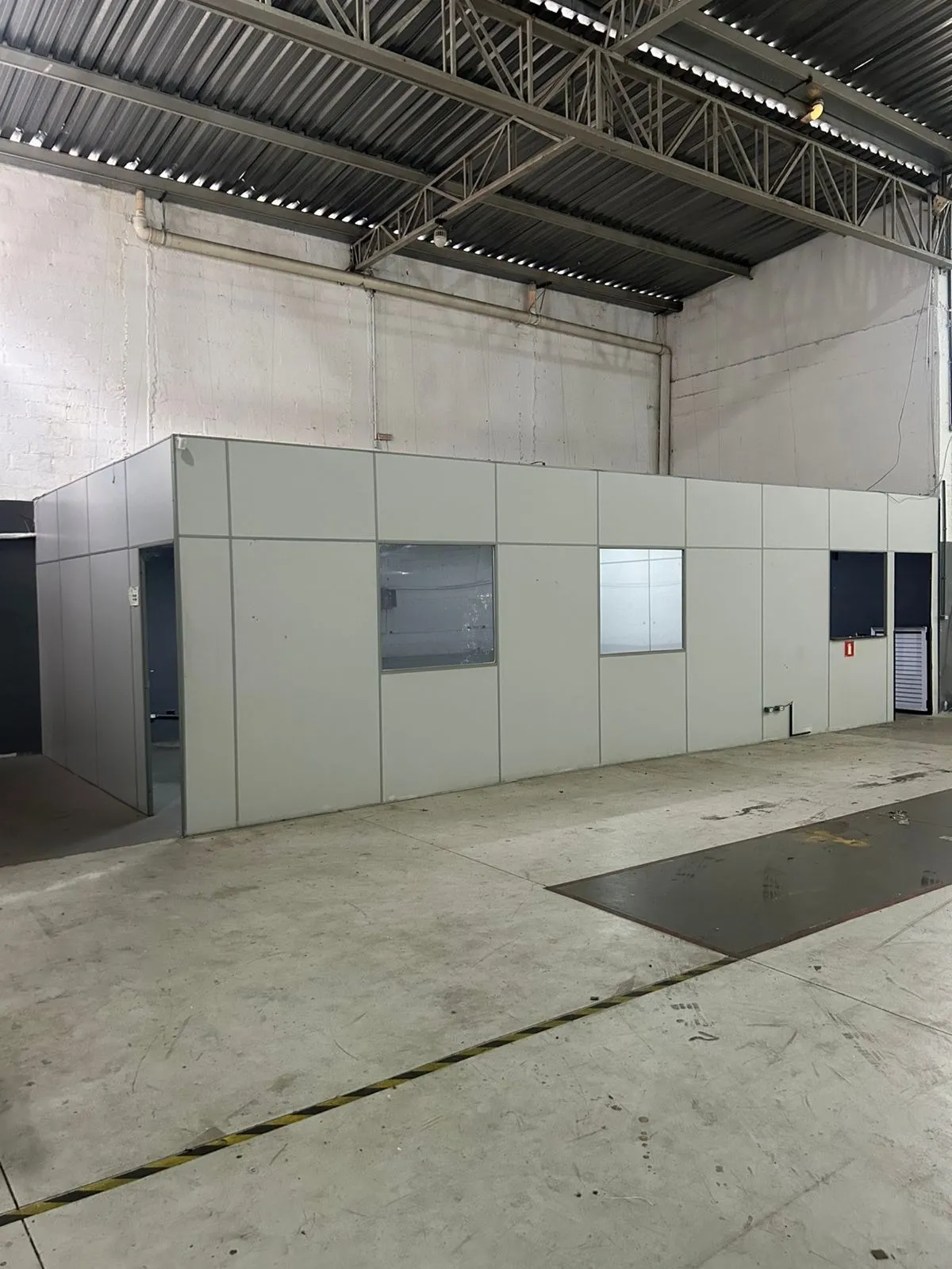 Imagem Galpão Industrial e Comercial de 825 m² em Taubaté - Acesso para Dutra
