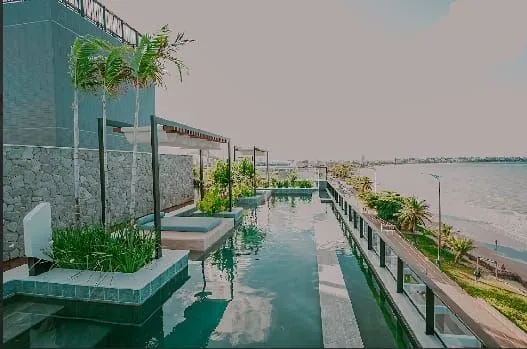 Imagem Alto Padrão com Piscina Infinita e Potencial para Airbnb - Viva ou Invista com Inteligência