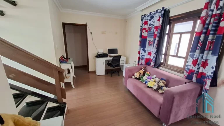 Imagem Sobrado 04 quartos c/ suíte de esquina três pavimentos, ótima localização região tranquila no Hauer, Curitiba. PR