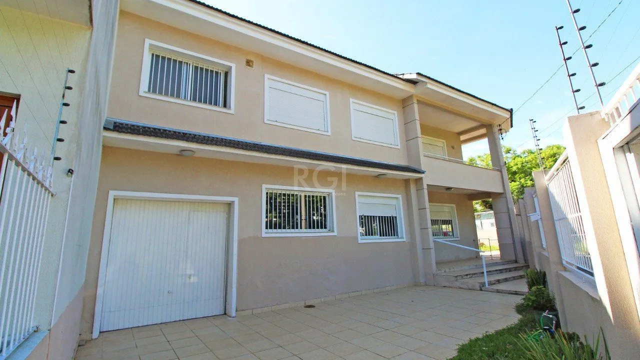 Imagem Casa térrea de 2 dormitórios e 3 vagas de garagem na Vila Ipiranga em Porto Alegre.