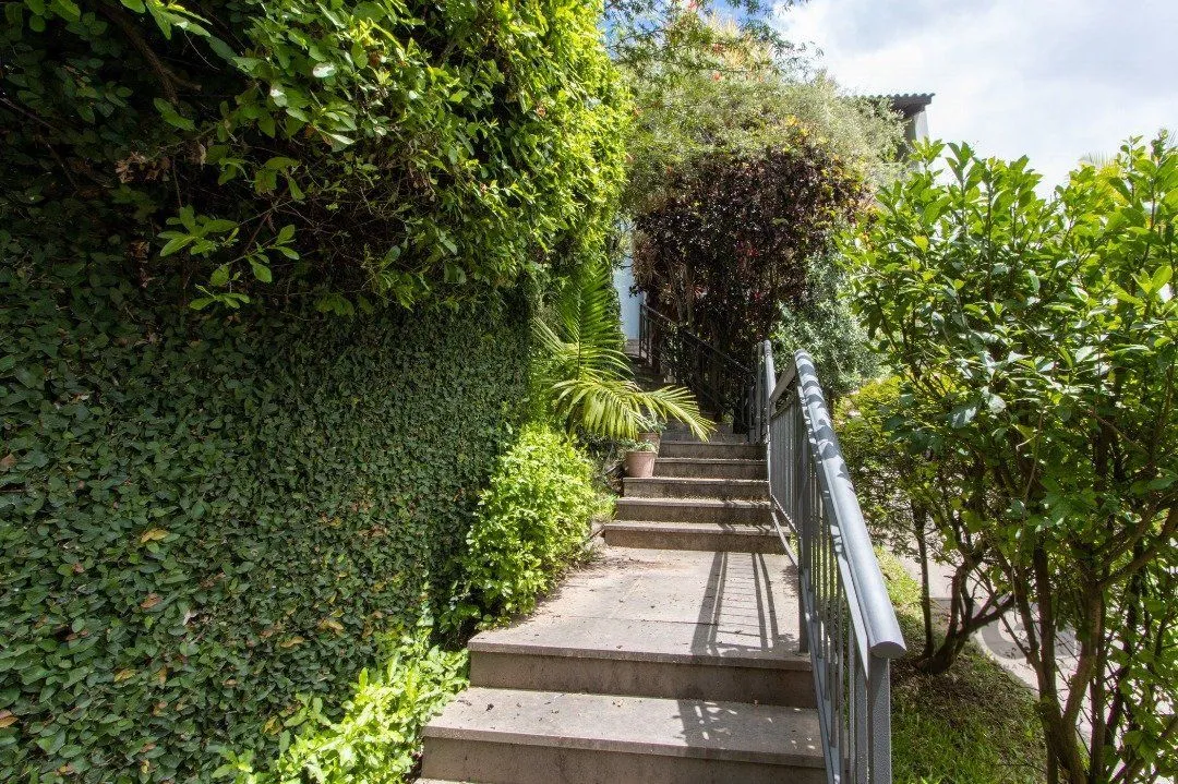 Imagem Sobrado com vista para Rio, 3 quartos, 2 suites, pátio, piscina, vaga para 4 carros - Bairro Vila Assunção