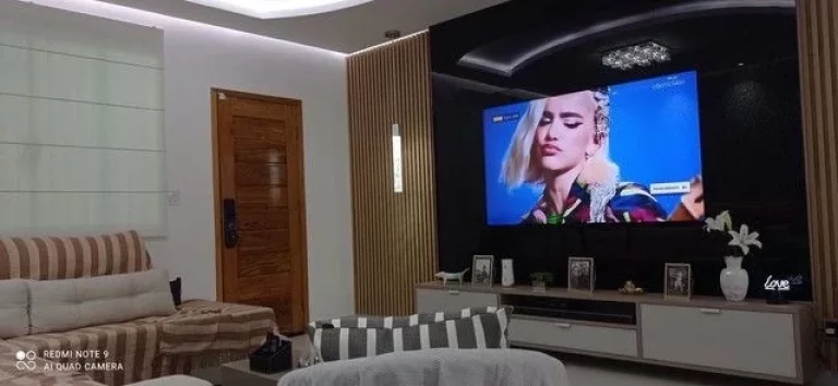 Imagem CASA SOBREPOSTA TÉRREA NA PONTA DA PRAIA COM PORTEIRA FECHADA