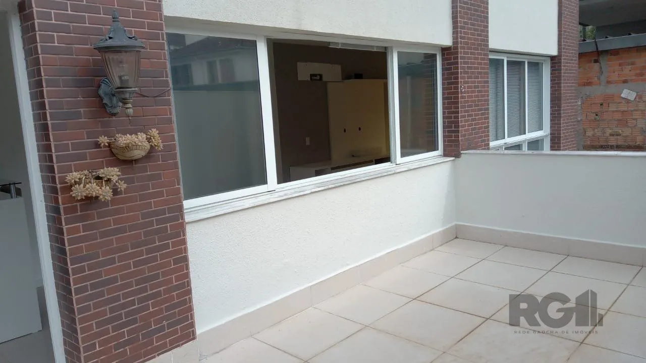Imagem Apartamento com TERRAÇO, localizado num dos mais sofisticados bairros de Porto Alegre, bairro Rio Branco. Apartamento totalmente mobiliado.
