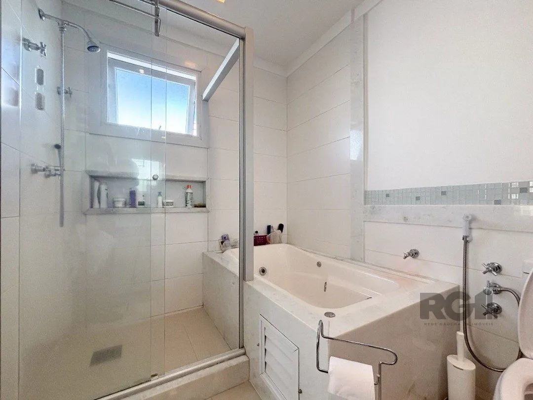 Imagem Casa em condomínio com pátio, piscina, 3 suítes e 2 vagas