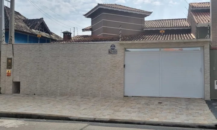 Imagem Linda casa à venda com piscina, 3 quartos, 1 suíte, 3 vagas em Peruíbe, SP