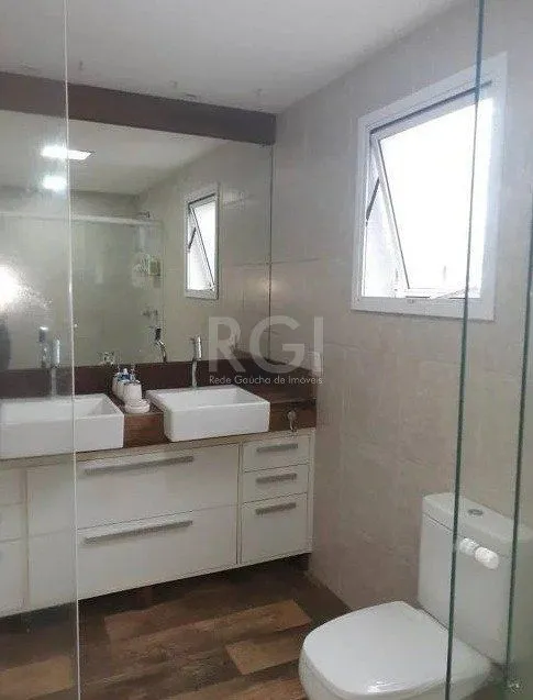Imagem Casa com 233m², 2 dormitórios sendo 1 suíte, living com lareira, espaço gourmet com churrasqueira, pátio e 2 vagas de garagem no bairro Sarandi