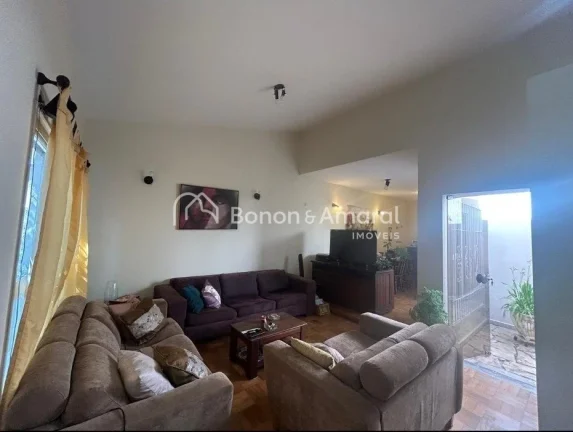 Imagem Casa à venda no bairro Taquaral, em Campinas/SP, localizada a apenas duas quadras da Lagoa do Taqua...