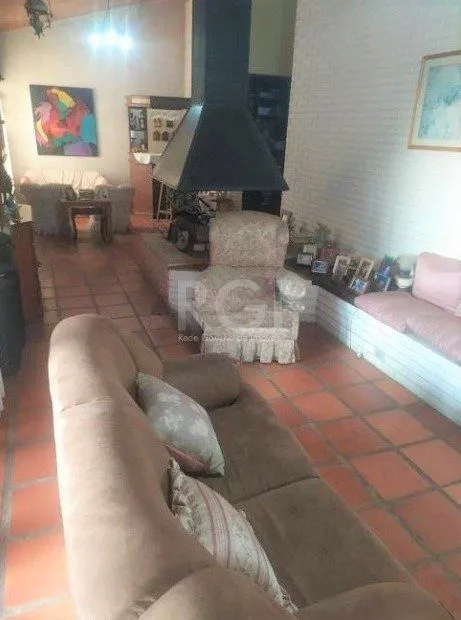 Imagem Casa com 03 dormitórios, churrasqueira, pátio com piscina e 5 vagas de garagem no bairro Menino Deus