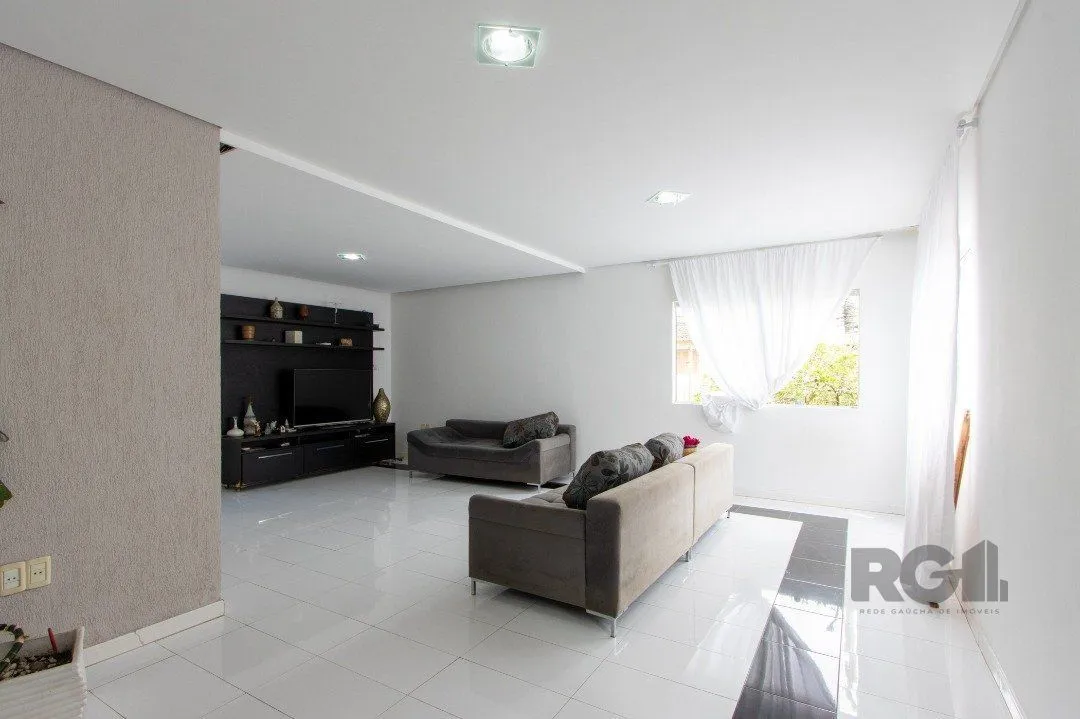 Imagem Casa, 5 dormitórios, sendo 1 suíte, 312m² privativos, 8 vagas - Bairro Vila Nova