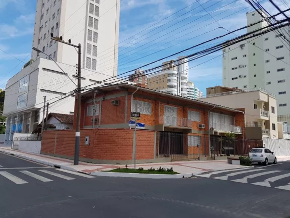 Imagem Casa com 7 dormitórios no centro de Balneário Camboriú.
