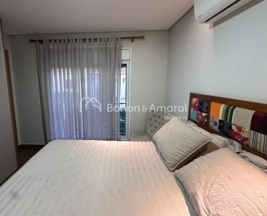 Imagem Sobrado com 84m², com 3 quartos sendo 1 suíte, com ambientes muito bem distribuídos, em condomín...