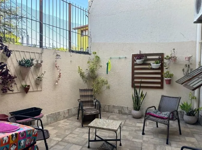 Imagem Sobrado amplo em condomínio de 3 dormitórios, um deles suíte, no bairro Ipanema