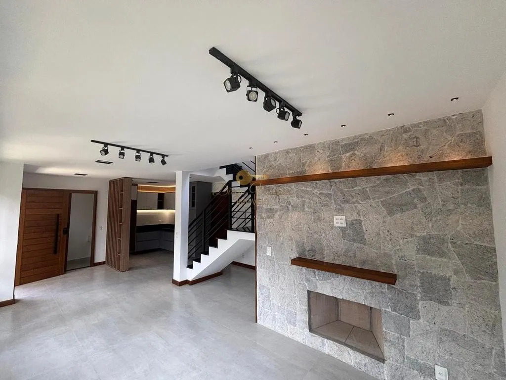 Imagem Casa em Condomínio para Venda em Teresópolis / RJ no bairro Alto