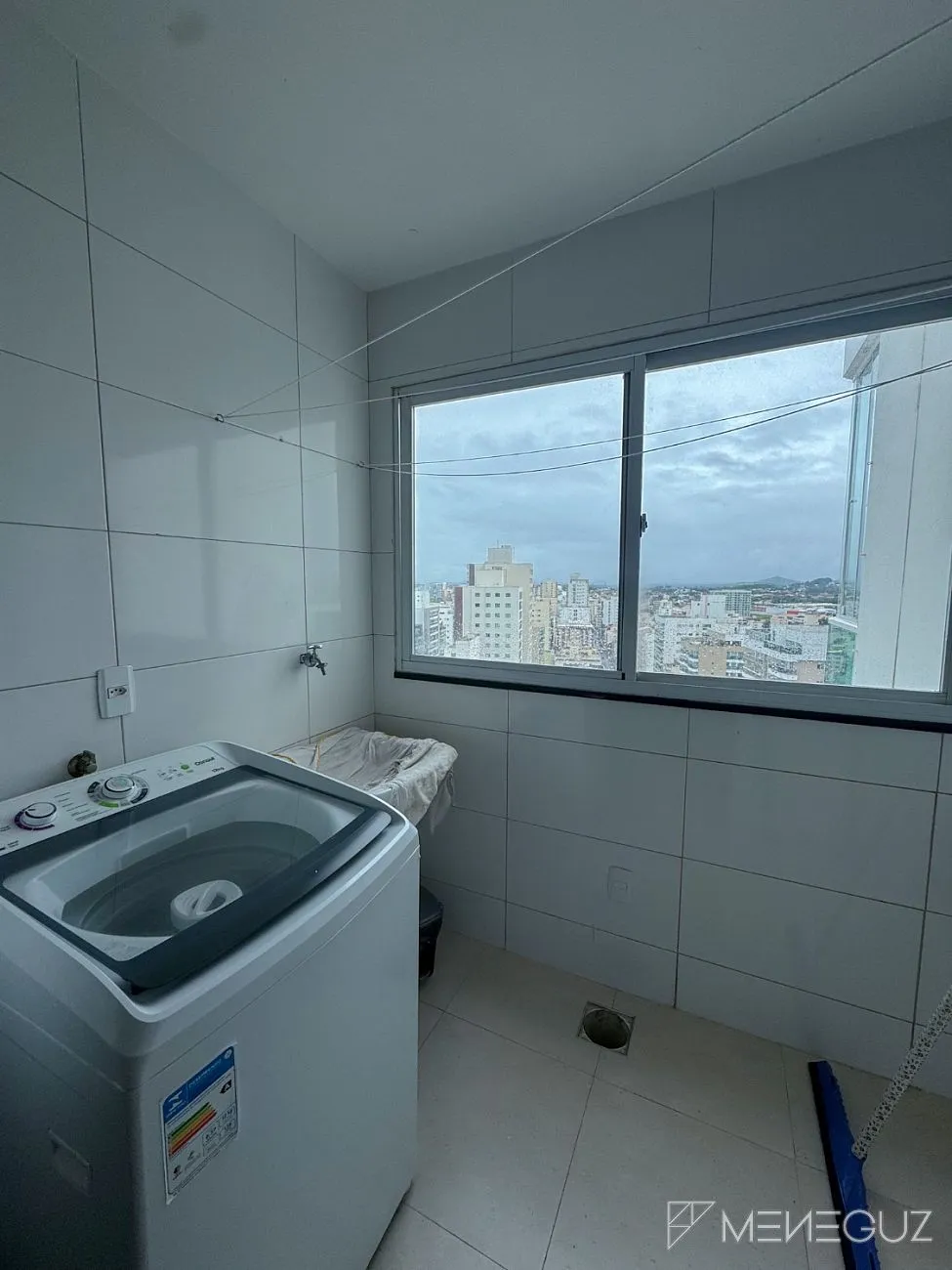 Imagem Apartamento mobiliado de 3 quartos na Avenida Praiana - andar alto, vista para as montanhas e vista discreta para o mar!