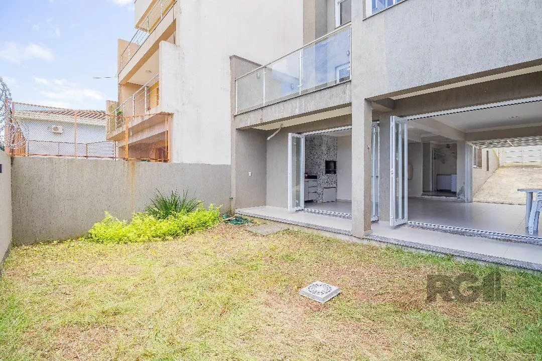 Imagem Sobrado, 185 metros quadrados privativo, com 3 quartos, 1 suíte, Living e cozinha integrados, lareira, churrasqueira, lavabo e 2 vagas de garagem. e 2 vagas de garagem