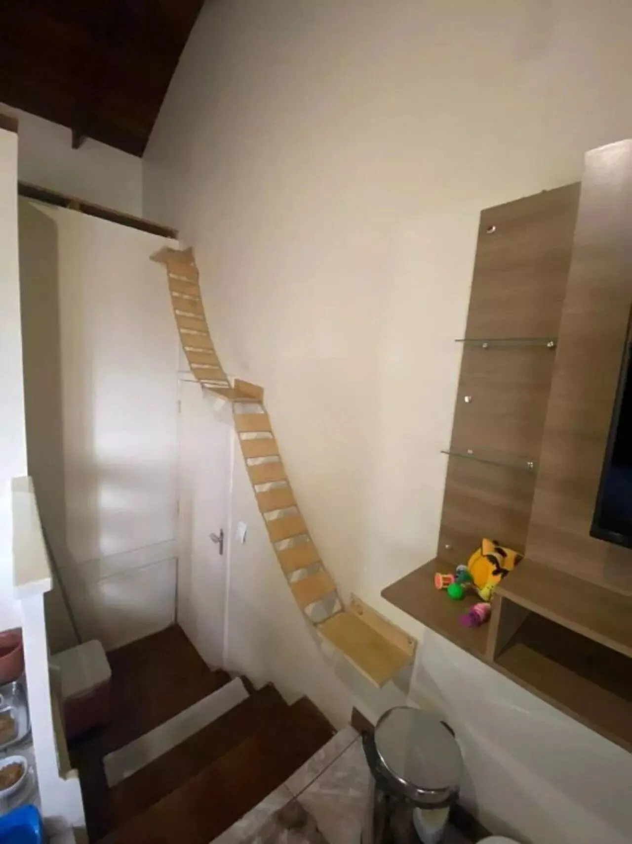 Imagem Casa com Duas Residências e Pátio Amplo no Bairro Tranquilo