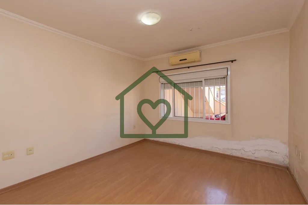 Imagem Casa distribuída em dois andares com cinco dormitórios, quatro banheiros, duas cozinhas, duas sala...