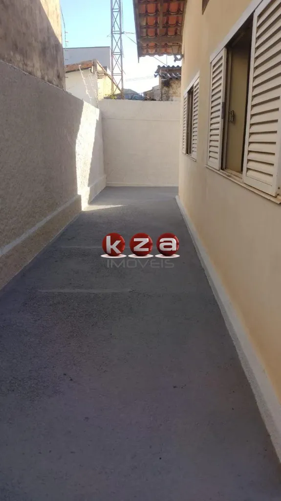 Imagem Oportunidade única: Casa comercial à venda ou locação no Centro de Vinhedo-SP, 2 quartos, 2 salas, 1 banheiro, 3 vagas, 134 m².