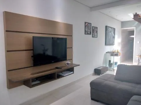 Imagem VENDA DE SOBRADO NO JARDIM VIA DUTRA, EM ARUJÁ/SP, 58m² com 3 quartos, suíte, cozinha com armários, varanda com churrasqueira e 02 vagas. CONSULTE-NOS