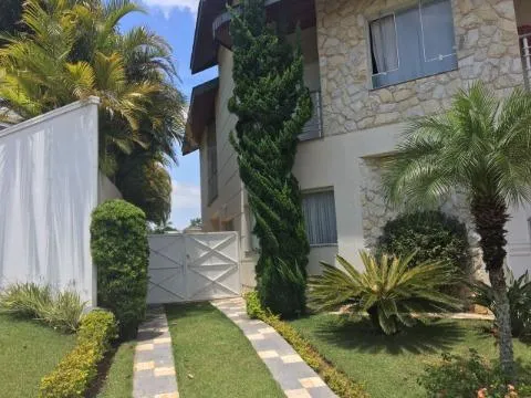 Imagem VENDA SOBRADO CONDOMÍNIO ARUJÁZINHO 5, Excelente imóvel, com A/T 634m² A/C 587m² distribuídos em 04 suítes sendo 01 máster com hidro. CONSULTE-NOS.