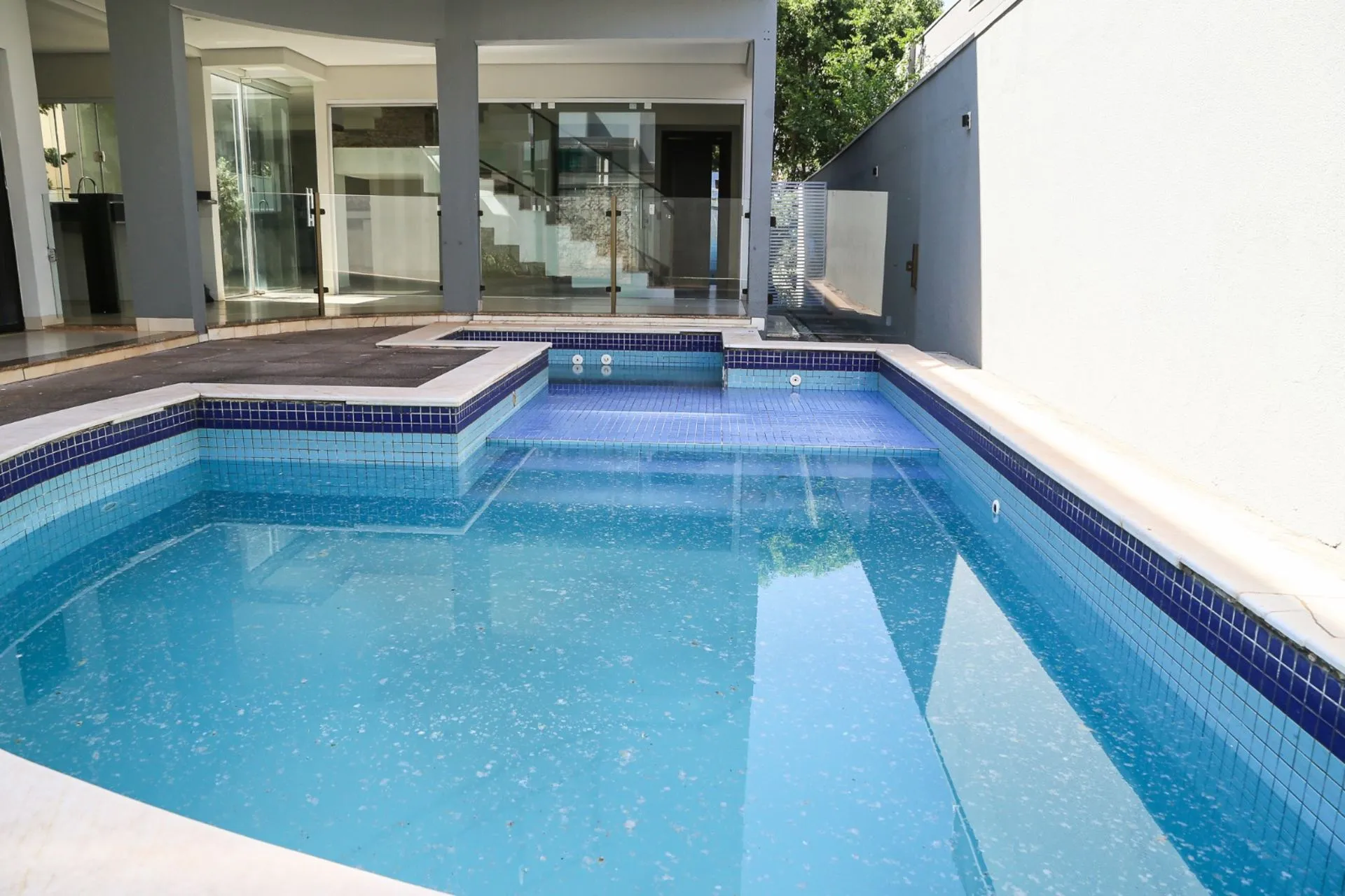 Imagem Sobrado Moderno de Alto Padrão - 5 Qts (2 Suítes), piscina.