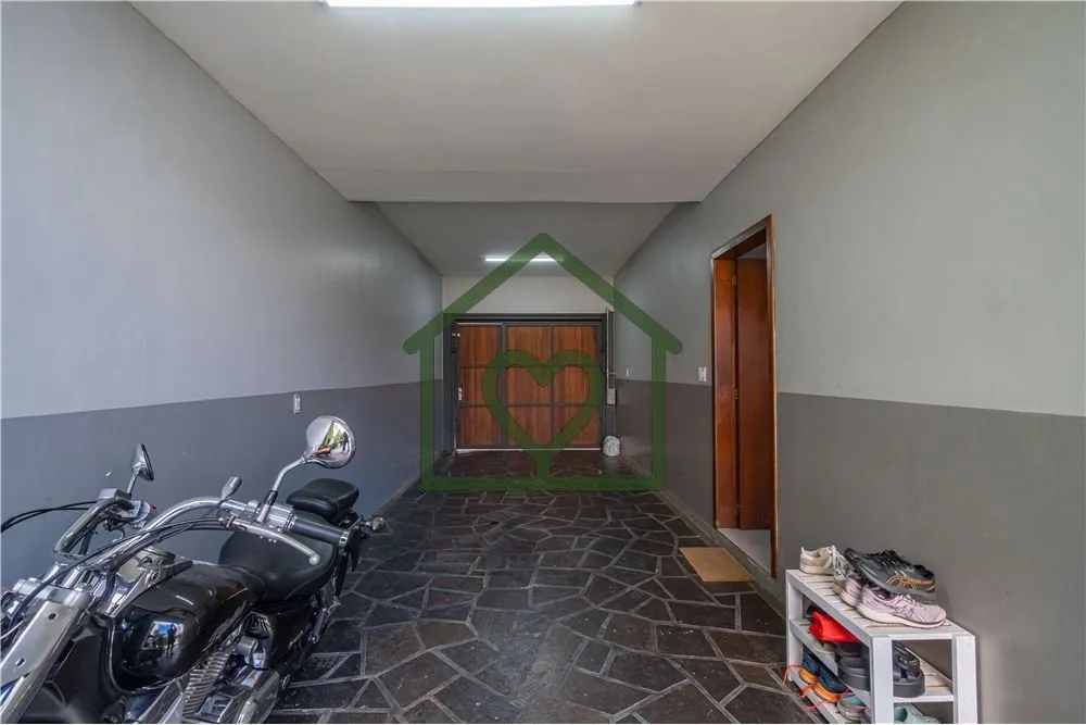 Imagem Casa com 4 dormitórios (1 suíte com closet), sacada em todos os quartos, estar íntimo com lareira...