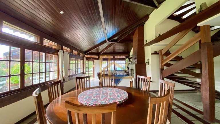Imagem Casa com 5 dormitórios sendo 2 suítes à venda, 220 m² por R$ 990.000 - Golfe - Teresópolis/RJ