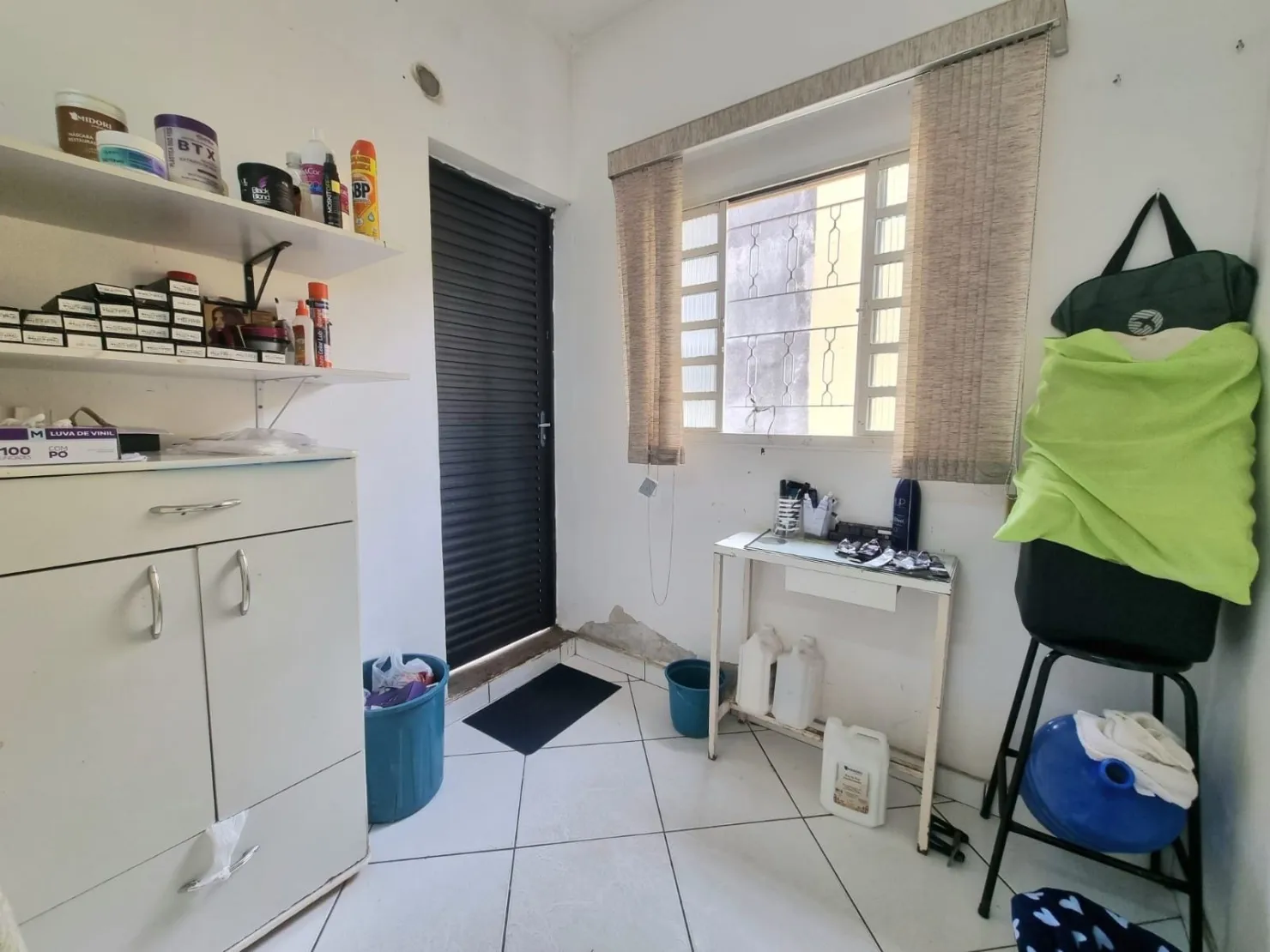 Imagem Linda Casa Térrea com Salão Comercial em Excelente Localização: 3 Dormitórios, Quintal Amplo e Tranquilidade Garantida a 5 Minutos do Centro da Cidade