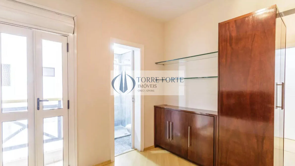 Imagem Lindo apartamento com 3 dormitórios, 2 vagas e varanda em Moema